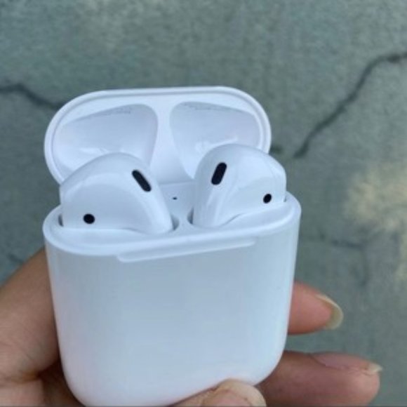 Apple AirPods 2 Gens - Picture 4 of 5
